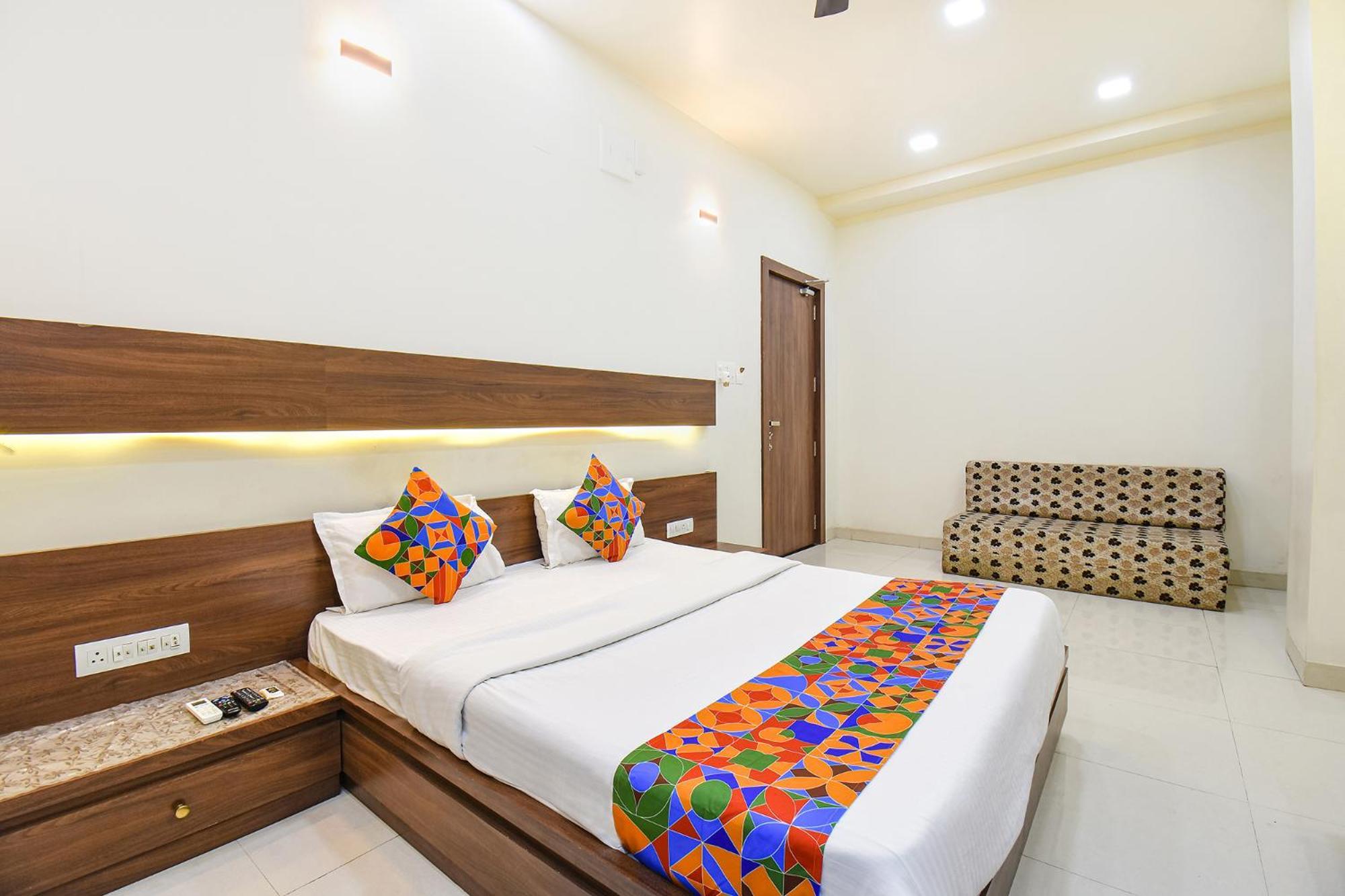 Fabhotel Royal Suits - Nr Mahadji Shinde Chhatri Mundhva Eksteriør bilde