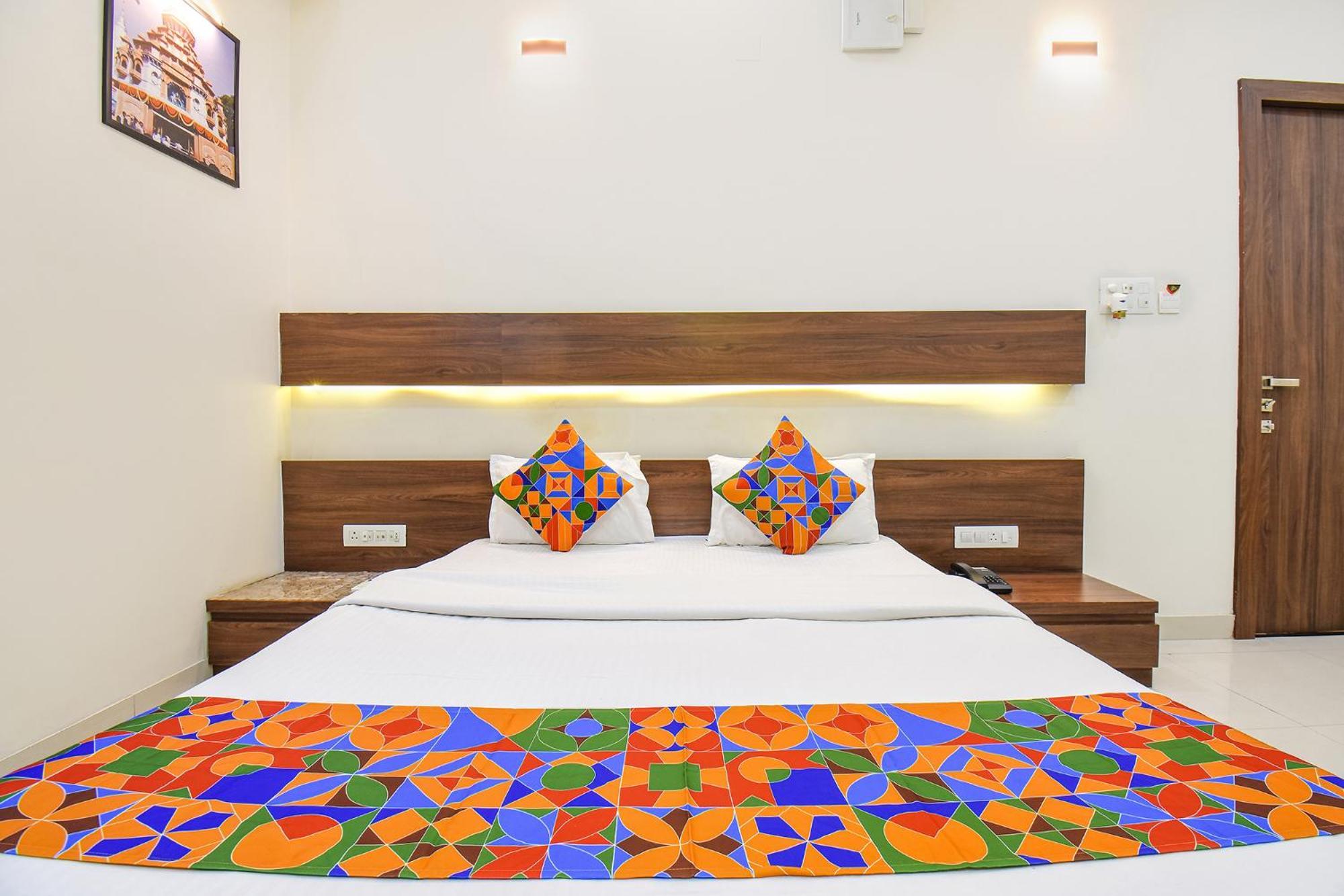 Fabhotel Royal Suits - Nr Mahadji Shinde Chhatri Mundhva Eksteriør bilde